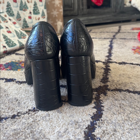 Black Crocodile Patterned Women's Loafers - Picture 4 of 5